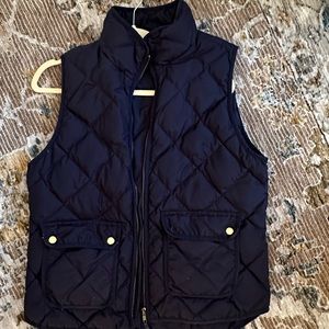 J. Crew Navy puffer vest 🤍 Large 🤍 Missing a button on the pocket
